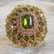 Anello Garden Party ricamato con un cristallo cabochon bohémien degli anni '60, cristalli Swarovski, perle e perline. 